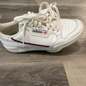 Adidas sneaker with navy blue/red stripe detailing